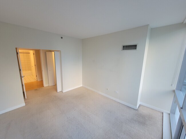 Building Photo - 8 E Randolph St