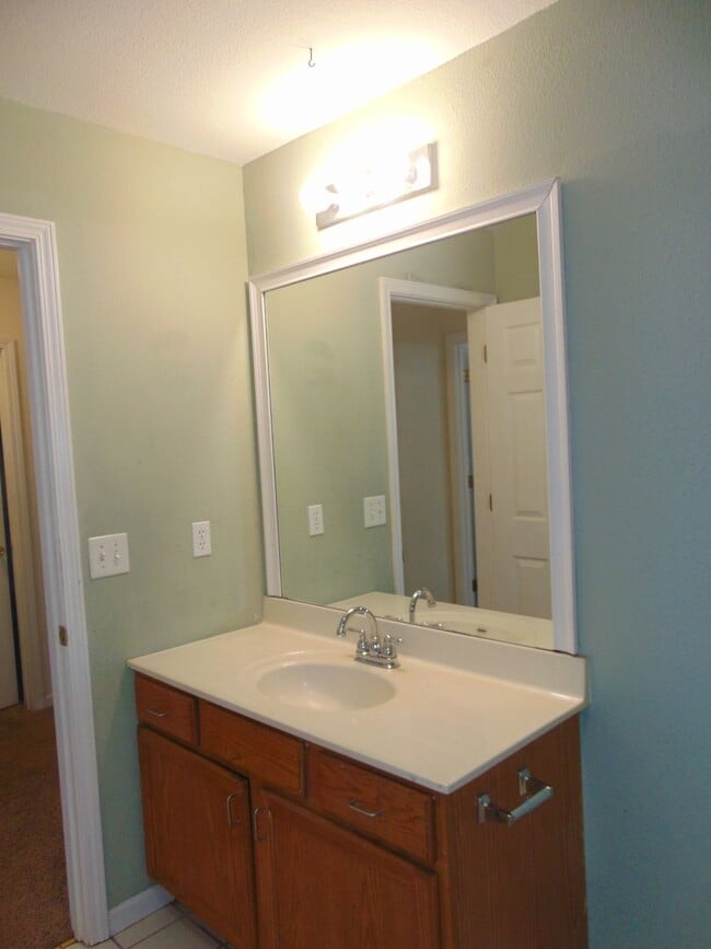 Building Photo - Nice 4 Bed 2 Bath Duplex In Valley Creek!