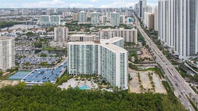 Building Photo - 100 Bayview Dr