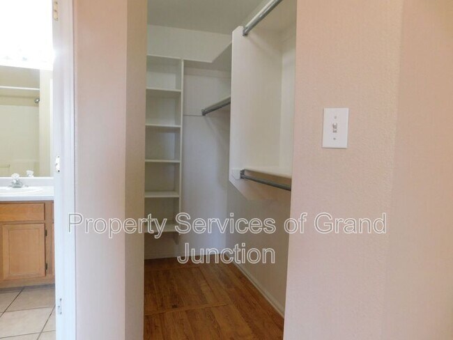 Building Photo - 493 Green Acres St
