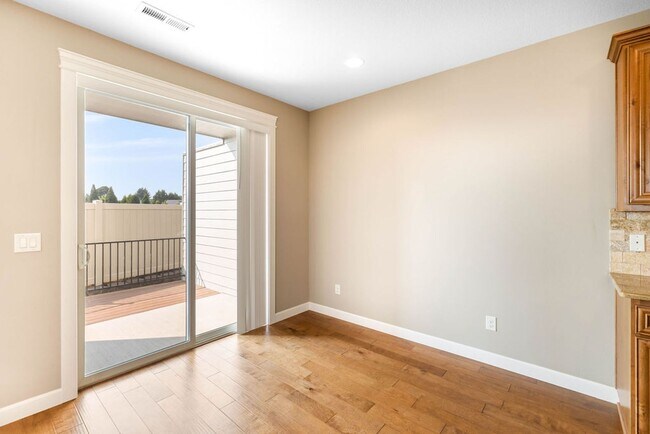 Building Photo - Beautiful Gated Fisher’s Landing Townhome with 4 Bedrooms, Gas Fireplace & Central AC