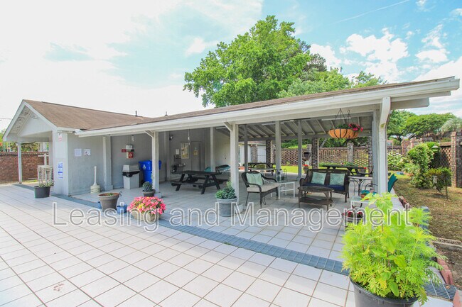 Building Photo - 867 Colony Dr