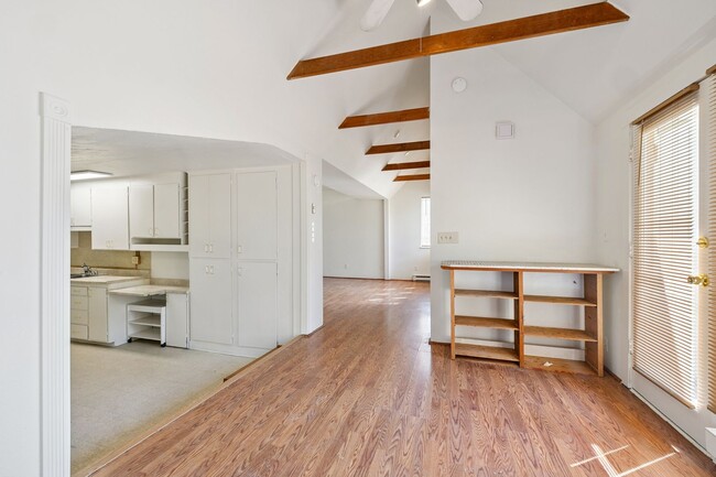 Building Photo - Northgate/Roosevelt Three Bedroom Rambler