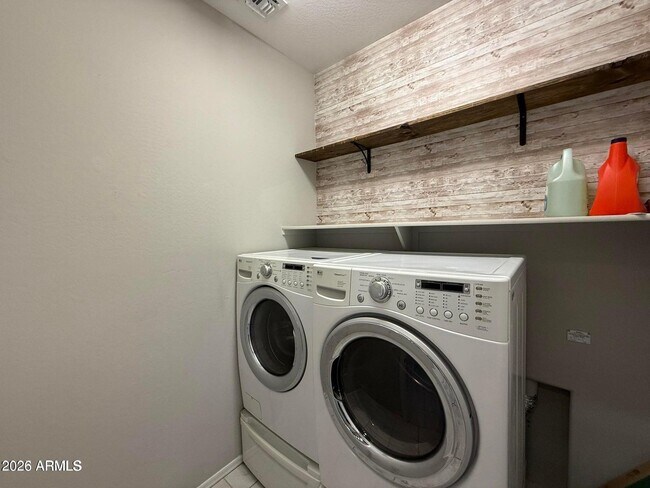 Building Photo - Large 3 Bedroom with Pool and Pool Service Included!