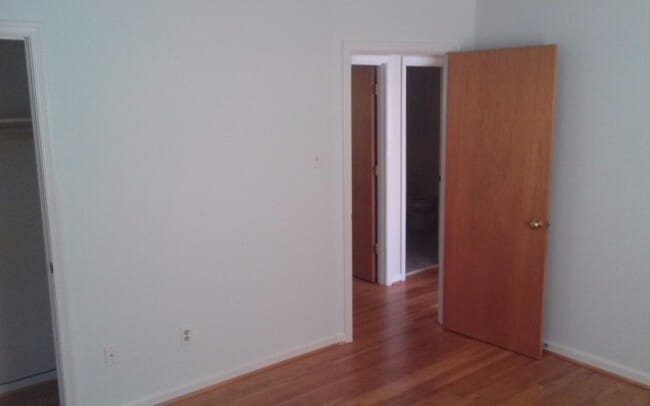 Building Photo - 3 bedroom 2 bath Tri-level Home In western...