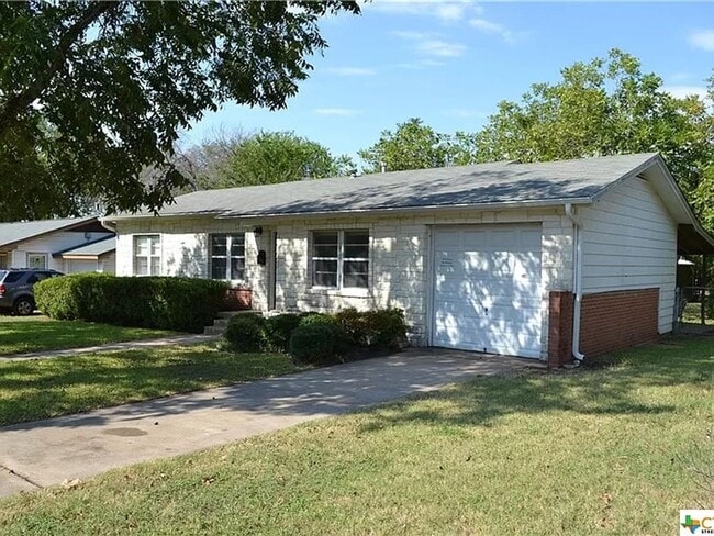 Building Photo - 3 Bed, 1 Bath with Hardwood Floors and Large Fenced Backyard