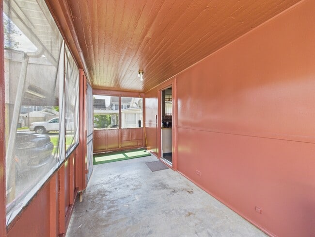 Building Photo - 305 Chelsea St