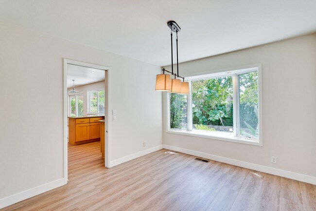 Building Photo - $8500-Mountain View  4 bedroom 3 baths in great neighborhood!