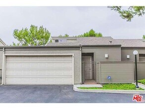 Building Photo - Beautiful 3 Bedroom 2 1/2 Bathroom Granada Hills Townhouse! Must See! Ready For Move-In!