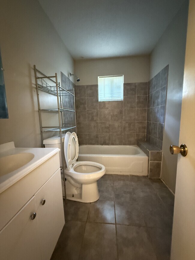 Building Photo - 246 Bowling Green Dr