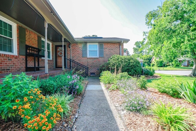 Building Photo - Charming 2BR in Historic Home – Bright, Sp...