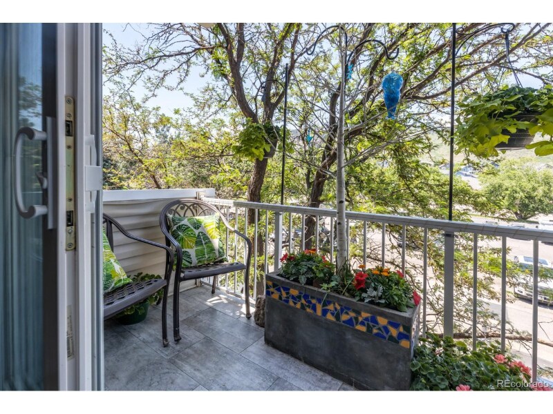 Building Photo - 1250 Golden Cir