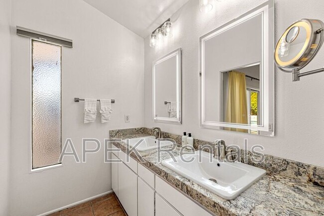 Building Photo - 2290 N Victoria Rd