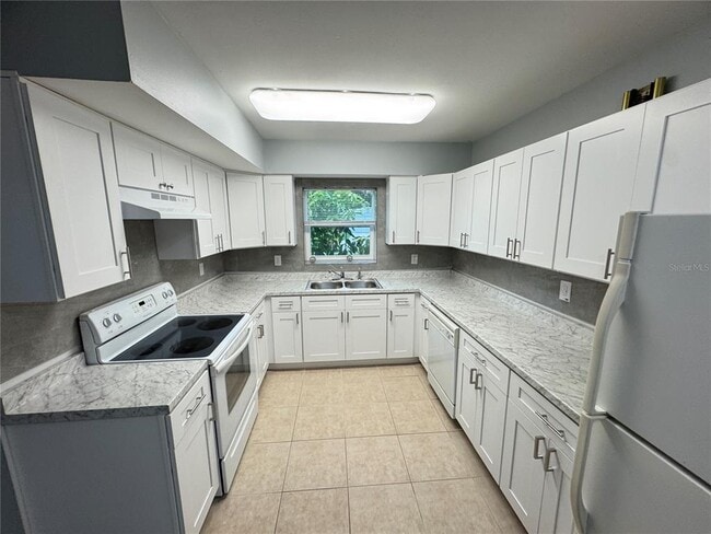 Building Photo - 427 Country Club Dr
