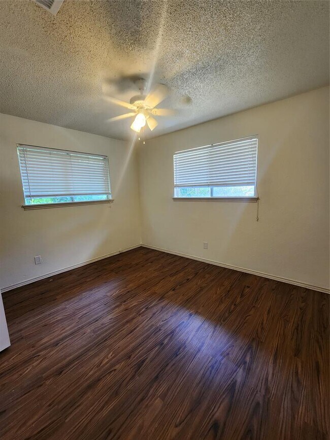 Building Photo - 2900 Lovell Dr