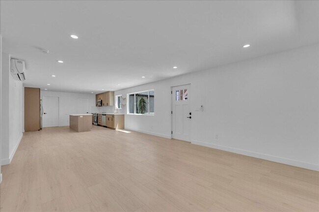 Building Photo - 6915 Encino Ave