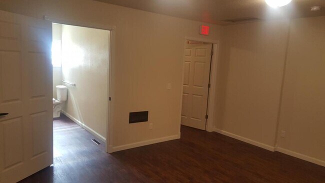 Building Photo - 109 W Oak St
