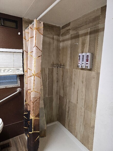 Building Photo - 2335 Cochran St