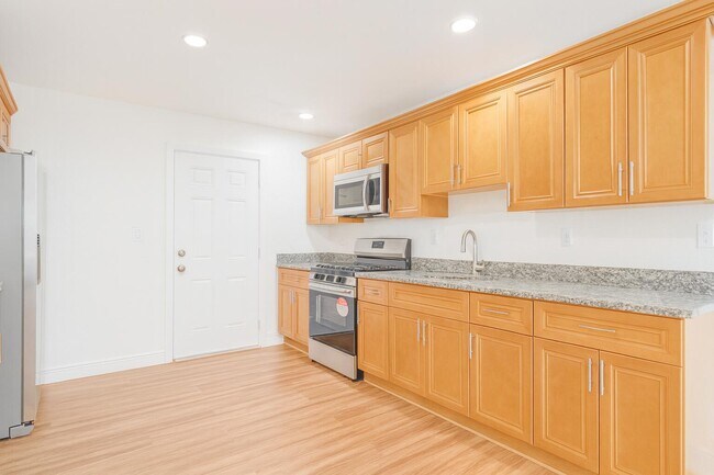 Building Photo - 1027 Beech Rd