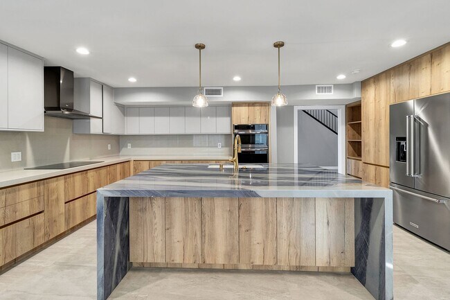 Building Photo - Stunning Remodeled 4-Bedroom Home in Exclu...