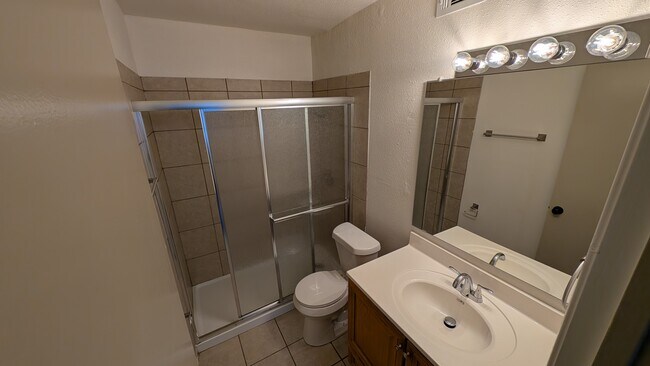 Building Photo - 1010 W 23rd St