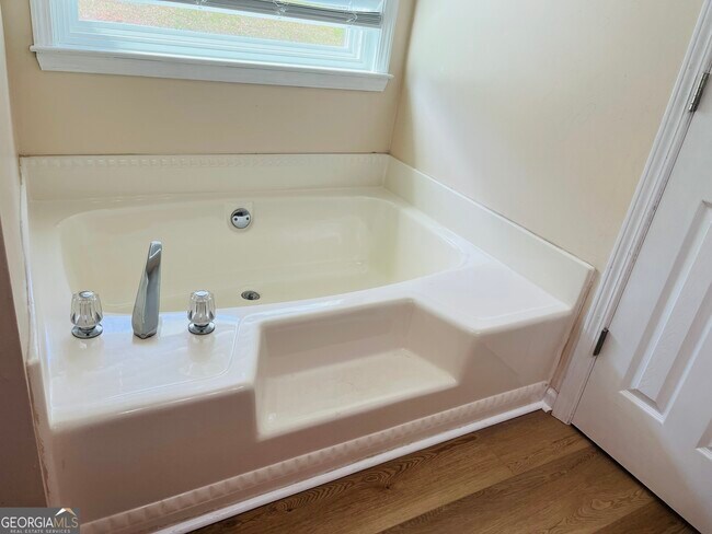 Building Photo - 165 River Park Dr