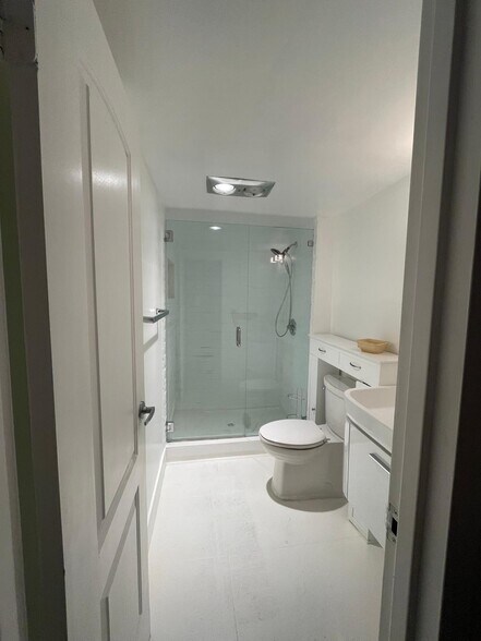 Building Photo - 3625 N Country Club Dr