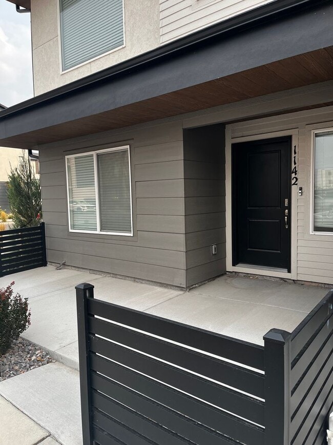 Building Photo - Beautiful Row End Townhouse