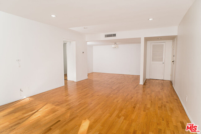 Building Photo - 416 N Oakhurst Dr