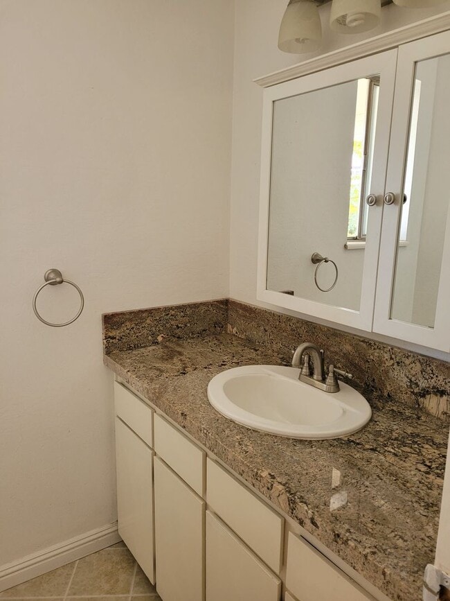 Building Photo - Pet Friendly Carson Home