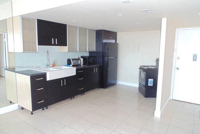 Building Photo - 1301 NE Miami Gardens Dr