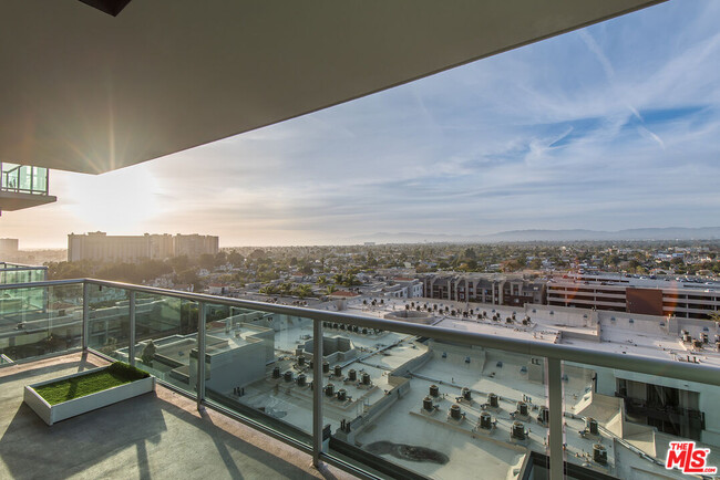 Building Photo - 13700 Marina Pointe Dr