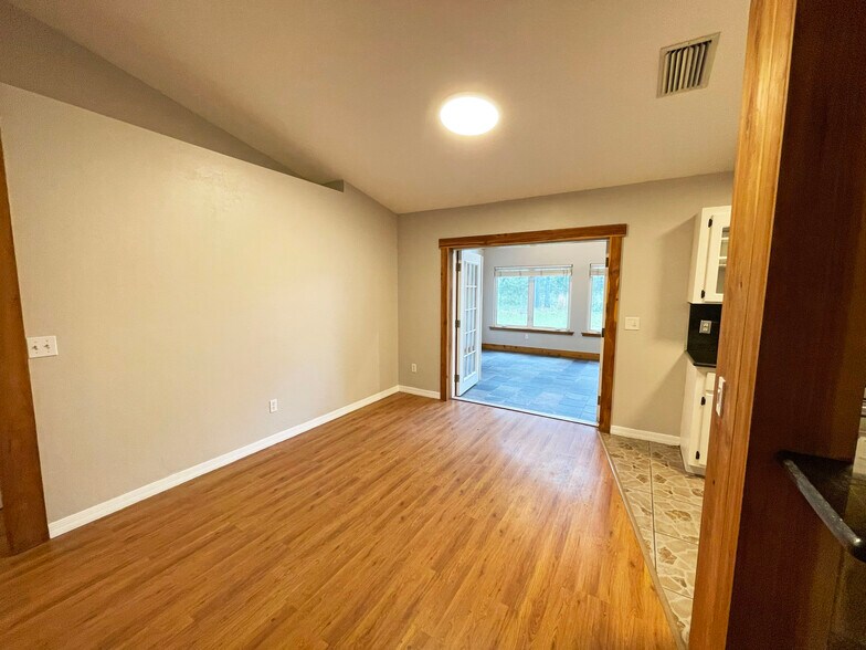 Building Photo - 417 SW Barney St