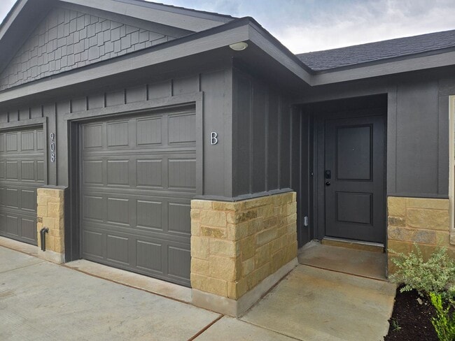 Building Photo - 908 Cherry Laurel Ln