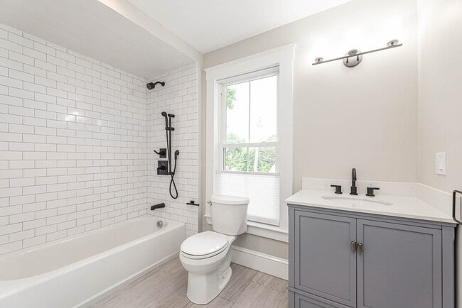 Building Photo - 52 Maple St