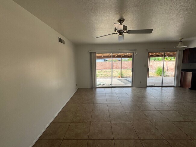 Building Photo - Spacious 3BR/2BA Home in Prime Tempe Locat...