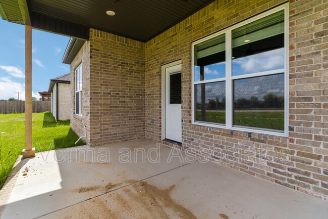 Building Photo - 980 Trestle Ln