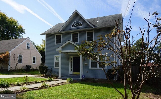 Building Photo - 923 Lewis Ave