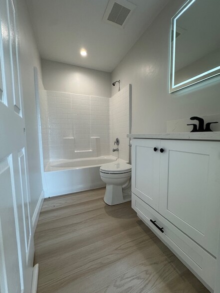 Shared bathroom - 2205 Golden Star Ct