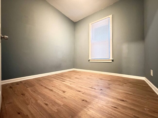 Building Photo - 3BR Single-Family Home with Basement & Off-Street Parking