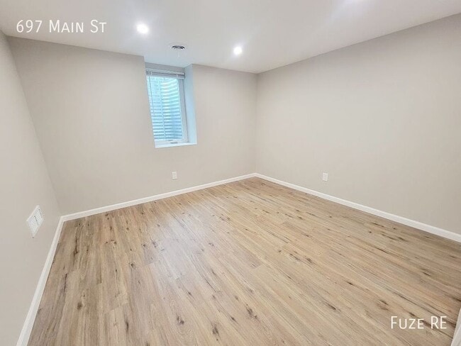 Building Photo - 697 Main St