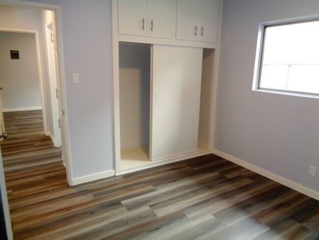 Building Photo - 2 Bed 1 Bath Remodeled Apartment in Long B...