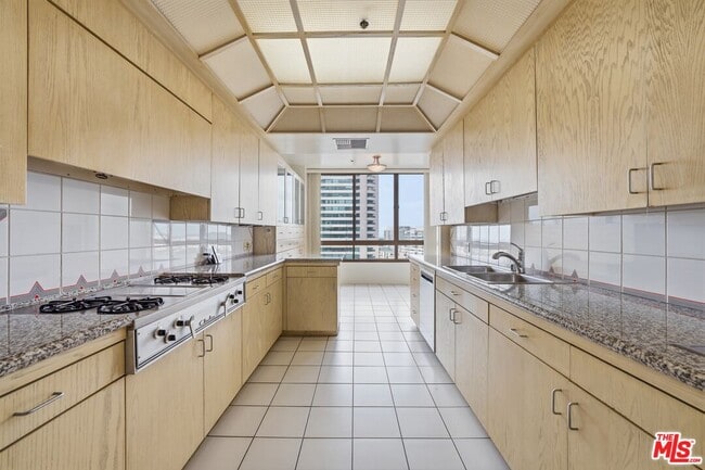 Building Photo - 10430 Wilshire Blvd