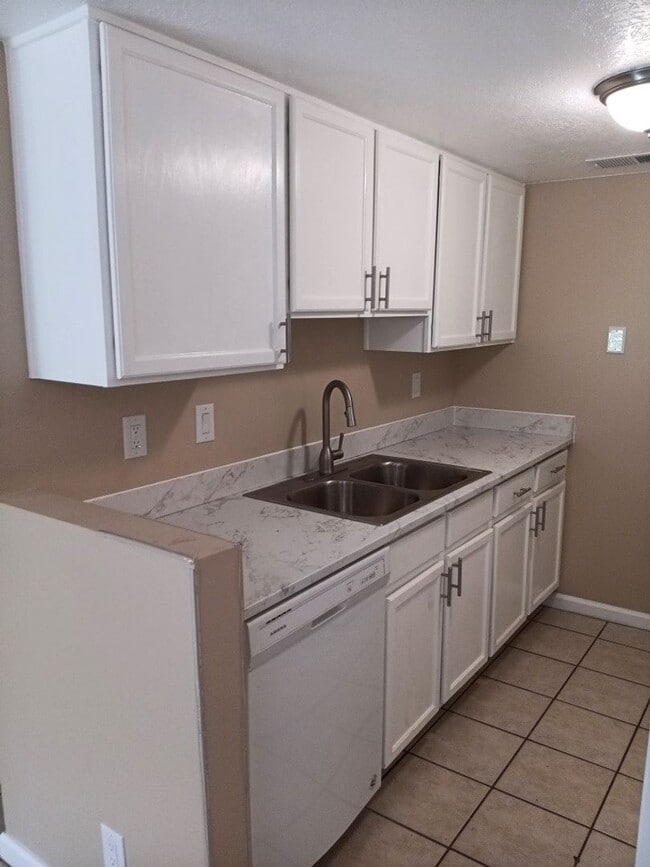 Building Photo - Available Now! 3 Bedroom 2 Bathroom Located in SW ABQ!! Showings Available! Price drop!