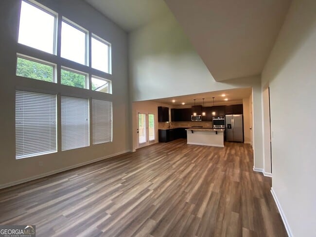 Building Photo - 5595 Mirror Lake Dr