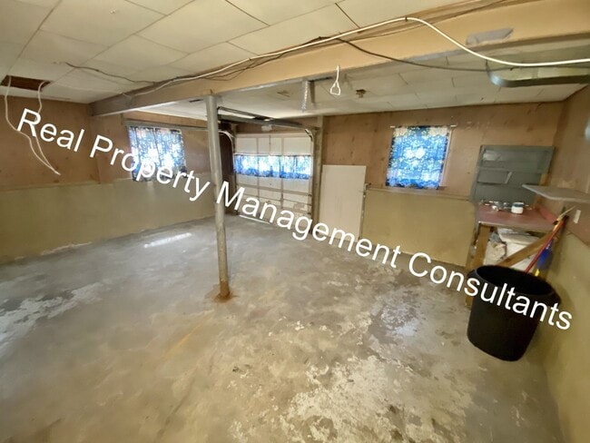 Building Photo - 3 Bedroom Home Accepting Vouchers