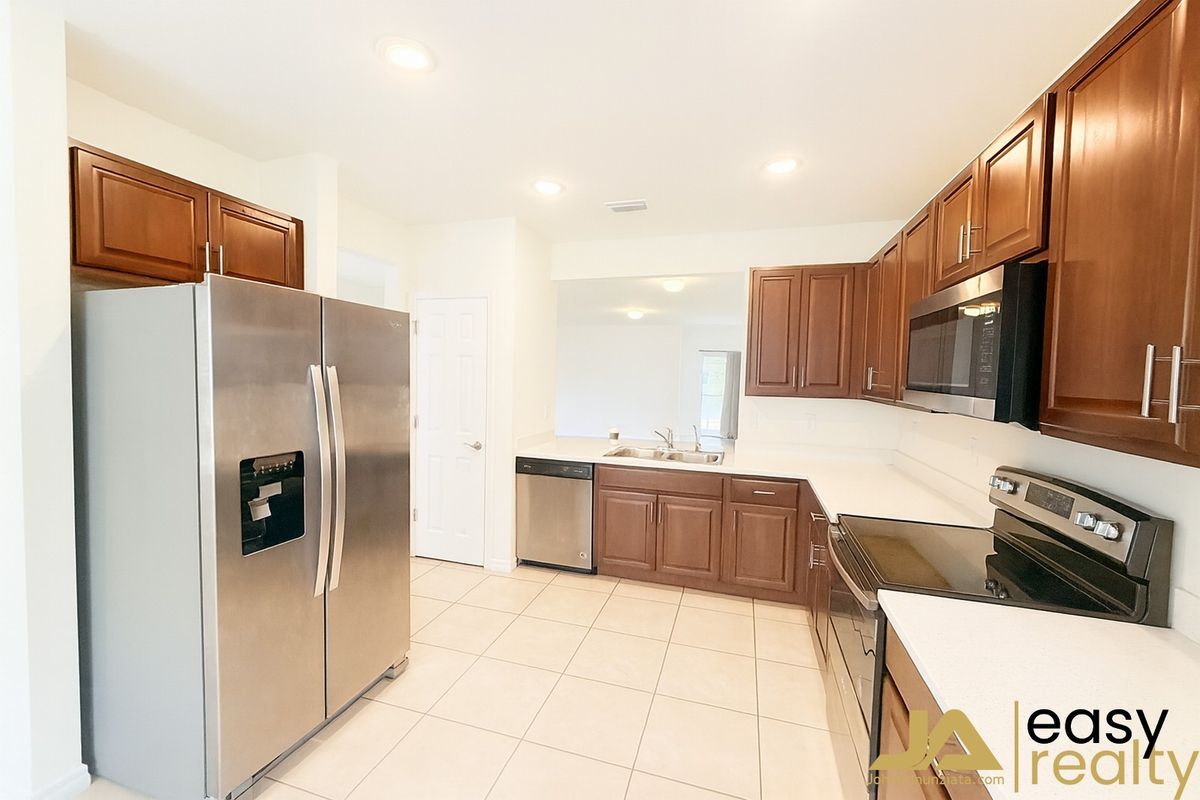 Building Photo - 2220 NE 5th Ave