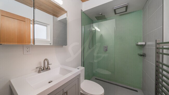 Building Photo - Modernized Mid Century Home Near Broadmoor