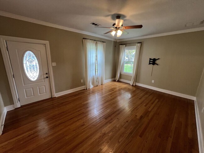 Building Photo - Vintage 3 Bedroom Home in historic University Gardens near LSU Lakes!