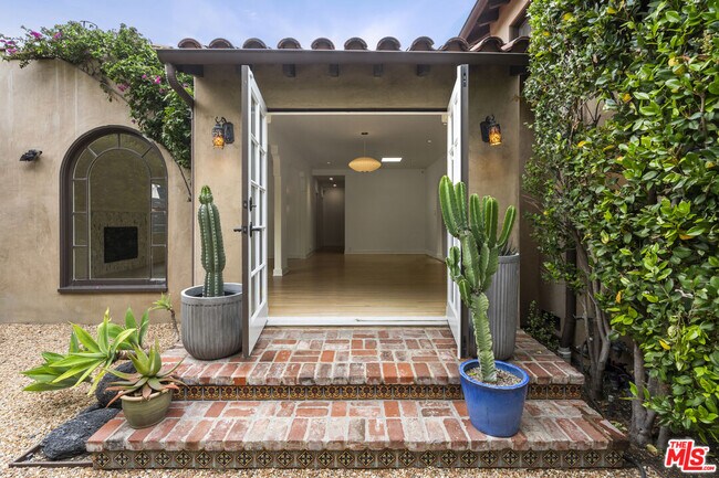 Building Photo - 435 Westmount Dr